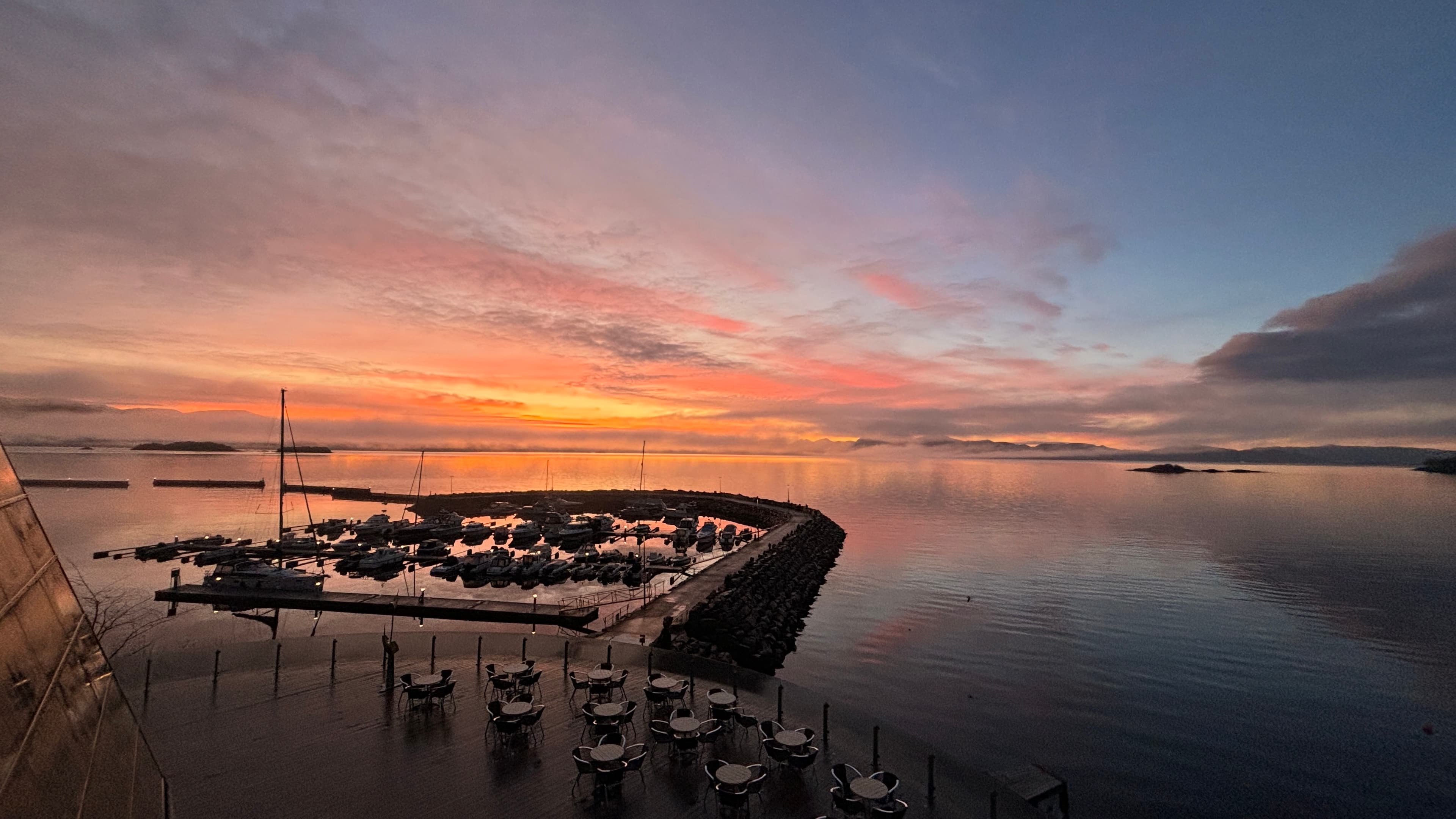 Solnedgang over marinaen fra Oseana