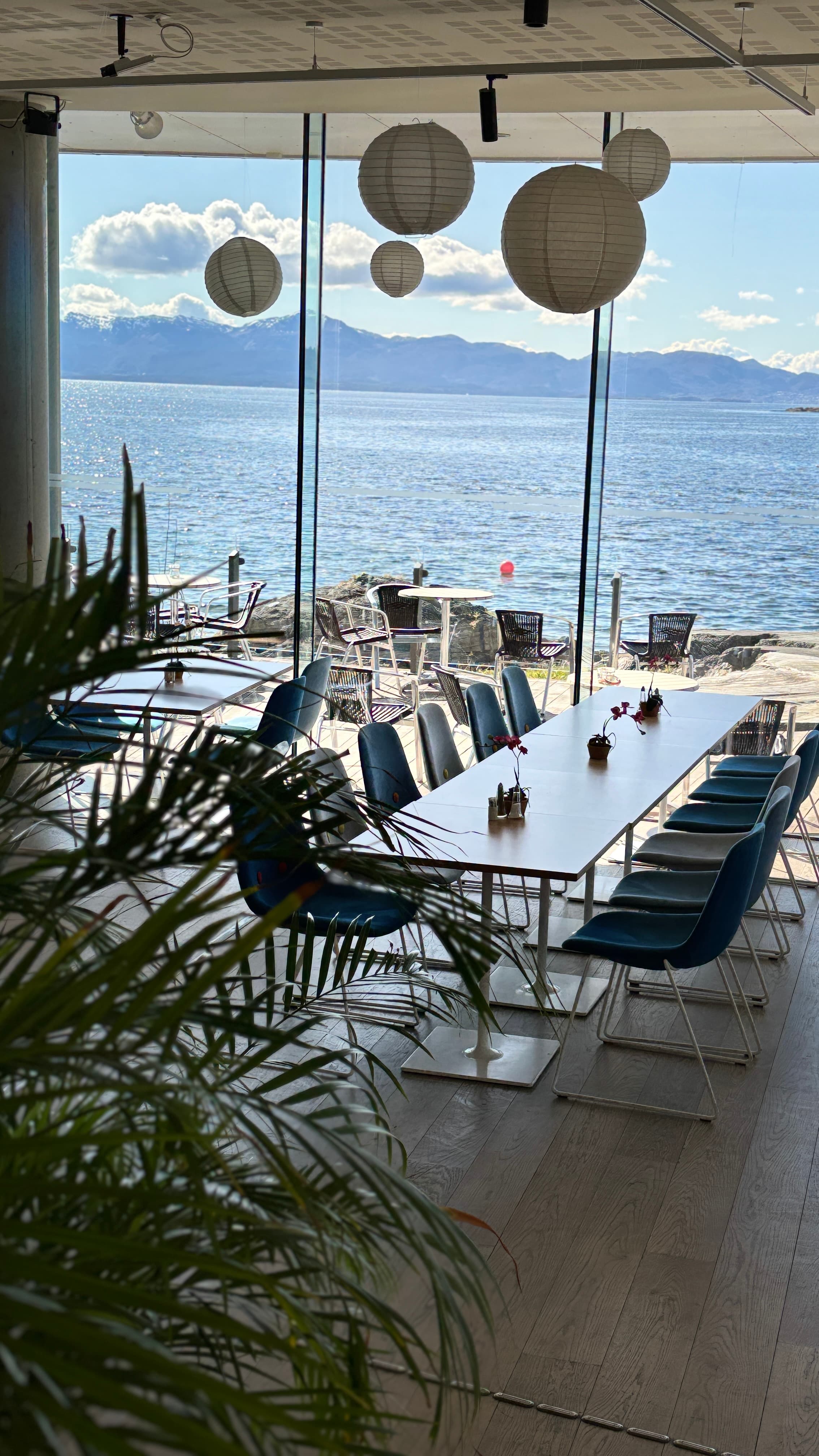 Kafé interiør med utsikt