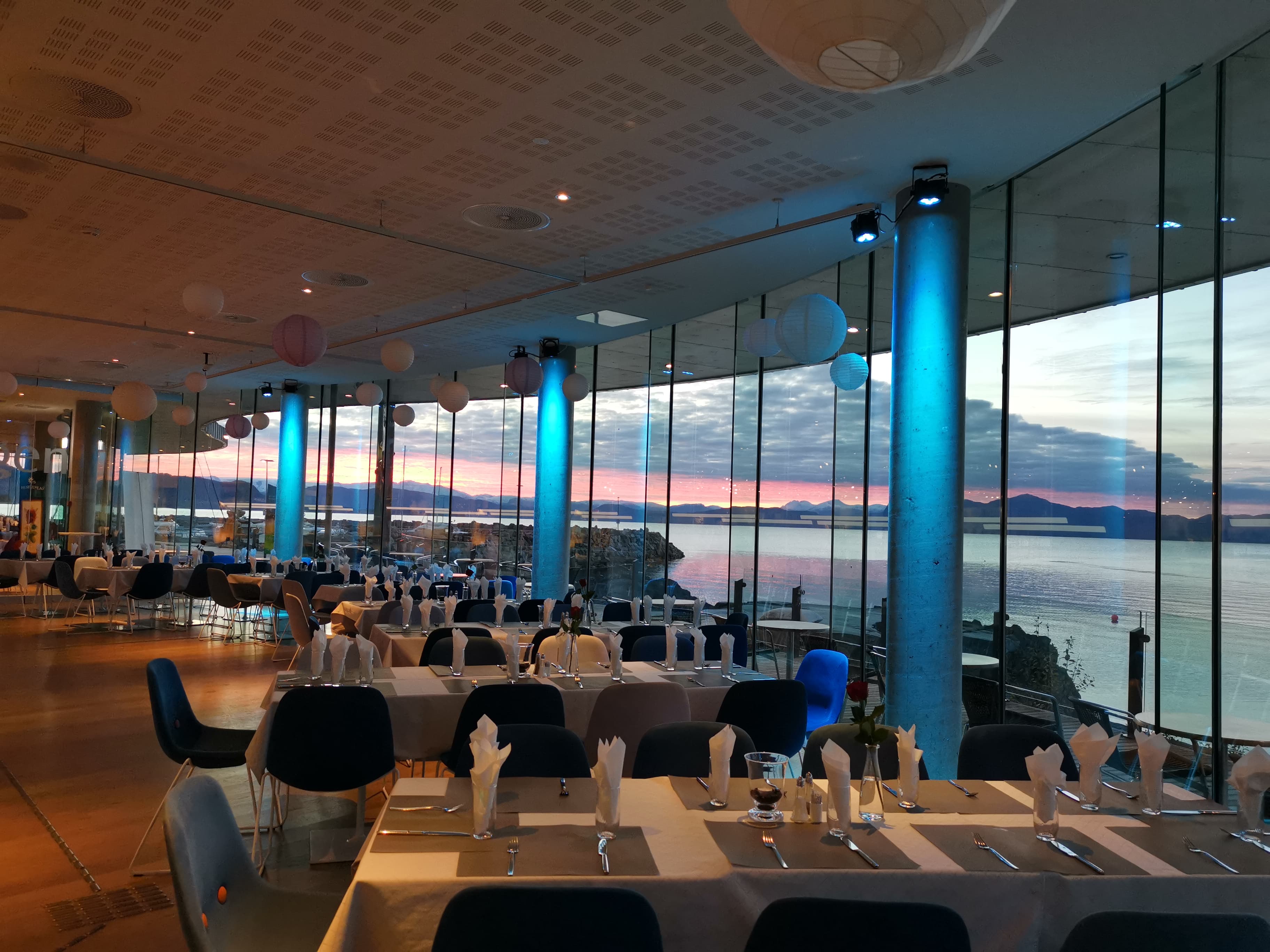 Interiør med utsikt over fjorden